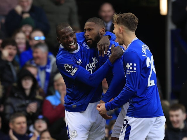 Everton's Beto celebrates with Abdoulaye Doucoure and Jesper Lindstrom on February 1, 2025