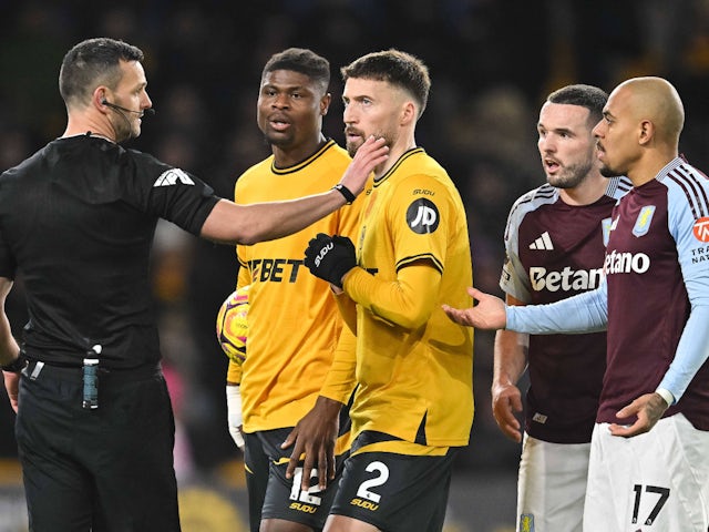 Matt Doherty of Wolverhampton Wanderers, Emmanuel Agbadou of Wolverhampton Wanderers, Donyell Malen of Aston Villa and John McGinn of Aston Villa speak with match referee, Andy Madley on February 1, 2025