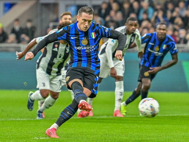 Piotr Zielinski takes a penalty for Inter Milan on October 27, 2024