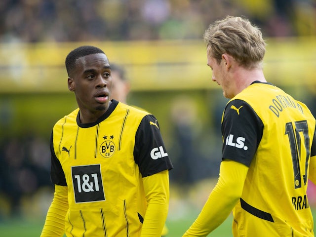 Borussia Dortmund's Jamie Gittens with Julian Brandt on February 8, 2025