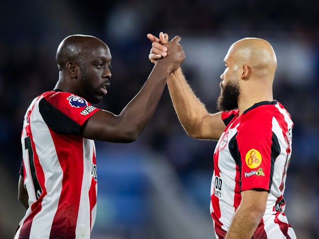 Brentford's Yoane Wissa celebrates with Bryan Mbeumo on February 21, 2025